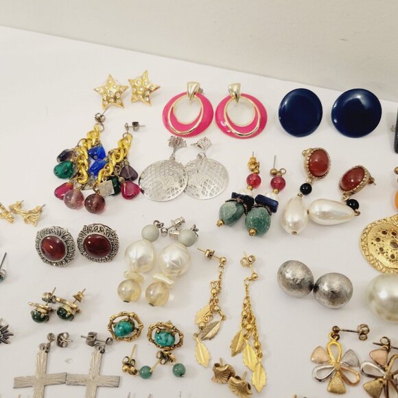 Vtg Mix 44 Plus Dainty Stud Earrings Pierced Butterfly Dangle Angel Stone Cross - Picture 7 of 8